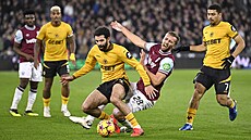 Tomá� Sou�ek z West Hamu bolestiv� nará�í do Rayana Ait-Nouriho z...