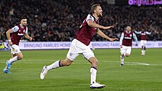 Tomá� Sou�ek slaví sv�j gól do sít� Wolverhamptonu.