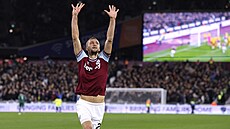 Tomá� Sou�ek slaví sv�j gól do sít� Wolverhamptonu.