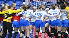 �eské házenká�ky oslavují vít�zství nad Srbskem.