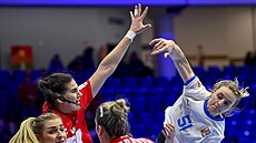Markéta Je�ábková (vpravo) st�ílí v utkání proti Srbsku.