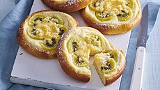 Kynut� kol��e s tvarohem a kiwi