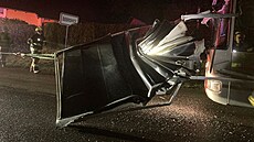 Nehoda autobusu, do jeho� �elního skla narazila bo�nice uvoln�ná z p�ív�su...