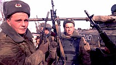 Ru�tí vojáci si 2. ledna 1995 p�ipravují zbran� na kontrolním stanovi�ti na...
