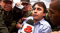 Fabio Ochoa Vásquez je po zat�ení eskortován policií. (13. �íjna 1999)