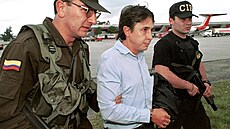 Fabio Ochoa Vásquez je po zat�ení eskortován policií. (13. �íjna 1999)