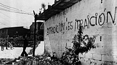 Graffiti varující p�ed vydáním �éf� drogového kartelu do USA na zdi v Bógot�...