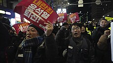 Jihokorejci v Soulu protestují proti prezidentovi Jun Sok-jolovi. (4. prosince...