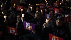 Jihokorejci v Soulu protestují proti prezidentovi Jun Sok-jolovi. (4. prosince...