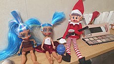 The Elf on the Shelf � váno�ní sk�ítek, který d�lá p�es noc neplechy. Klidn�...