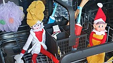 The Elf on the Shelf �  váno�ní sk�ítek, který d�lá p�es noc neplechy. Tady si...