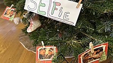 The Elf on the Shelf � váno�ní sk�ítek, který d�lá p�es noc neplechy. V noci si...