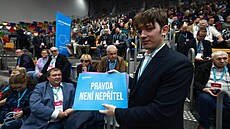 P�edseda strany Motoristé sob� Petr Macinka (vlevo) s europoslancem Filipem Turkem na kongresu strany (7. prosinec 2024) - ilustra�ní snímek.