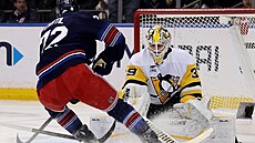 Útoník Filip Chytil z New York Rangers najídí na brankáe Alexe Nedeljkovice...