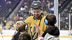 Tomá Hertl z Vegas Golden Knights zdraví rodinu ped zápasem s Dallas Stars.