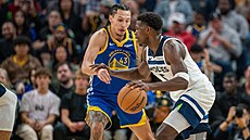 Anthony Edwards z Minnesota Timberwolves hledá cestu kolem Lindyho Waterse III...