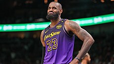 LeBron James z Los Angeles Lakers b�hem zápasu s Atlanta Hawks.