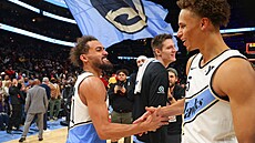 Trae Young, Dyson Daniels a v pozadí také Vít Krej�í slaví výhru Atlanta Hawks...