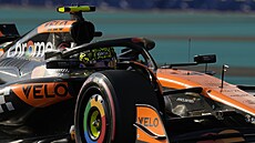 Lando Norris z McLarenu bhem tréninku na Velkou cenu Abú Zabí.