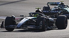 Lewis Hamilton z Mercedesu na trati b�hem tréninku na Velkou cenu Ab) Zabí.