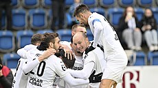 Fotbalisté Slovácka slaví gól Pavla Juro�ky v zápase s Pardubicemi.