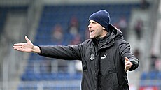 Trenér Slovácka Ondej Smetana gestikuluje na hráe v zápase s Pardubicemi.
