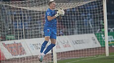 Branká� Antonín Kinský ze Slavie chytá mí� b�hem utkání s Baníkem Ostrava.