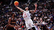 Nighael Ceaser z Nymburku si stahuje mí v zápase Ligy mistr s Galatasarayem...