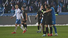 Kapitán ostravského Baníku Michal Frydrych sleduje vítznou radost fotbalist...