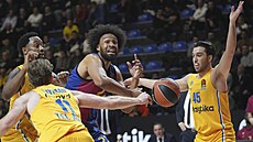 Jabari Parker z Barcelony se probéjí skrze Tamira Blatta (vpravo) a Williama...