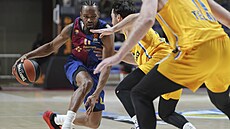 Kevin Punter z Barcelony si kryje mí� p�ed Tamirem Blattem z Maccabi Tel Aviv...