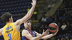 Barcelonský Juan Nú�ez hledá prostor pro p�ihrávku kolem Romana Sorkina z...