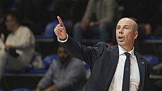 Trenér basketbalové Barcelony Joan Penarroya bhem euroligového zápasu s...