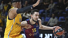 Tomá Satoranský z Barcelony v souboji s Jasielem Riverem z Maccabi Tel Aviv v...