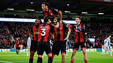 Fotbalisté Bournemouthu se radují z branky proti Tottenhamu.