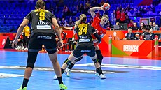 Markéta Je�ábková se prodírá obranou v zápase s �ernou Hornou.