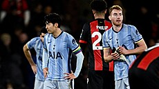 Zklamaná Heung-min Son a Dejan Kulusevski z Tottenhamu po dalí prohe.