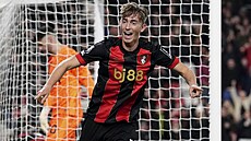 Dean Huijsen z Bournemouthu slaví trefu proti Tottenhamu.