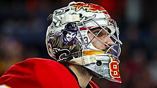 Branká� Daniel Vlada� s maskou p�ipomínající zesnulého Johnnyho Gaudreaua.