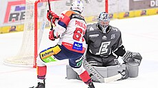 Pardubický Matej Paulovi� zakon�uje v utkání s Karlovými Vary.