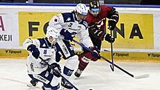 Brn�n�tí Kristián Pospí�il a Adam Zbo�il si kryjí kotou� p�ed Michaelem �pa�kem...