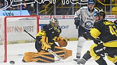 Branká� �imon Zají�ek z Litvínova zasahuje p�ed vítkovickým Markem Kalusem.