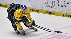 Plze�ský Turner Elson napadá bud�jovického Tomá�e Cibulku.