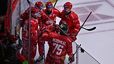Radost t�ineckých hokejist� po gólu do pardubické brány.