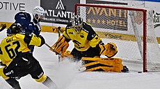 �imon Zají�ek z Litvínova zasahuje v duelu s Kometou.