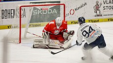 Olomoucký branká� Adam Beran zasahuje proti st�ele plze�ského Kristianse...