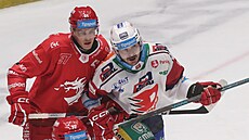 T�inecký Patrik Koch brání pardubického Milo�e Kelemena.