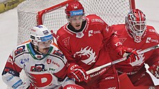 T�inecký Patrik Koch brání pardubického Milo�e Kelemena p�ed brankou Ond�eje...