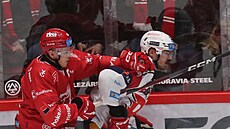 T�inecký Patrik Koch dohrává u mantinelu pardubického Milo�e Kelemena.