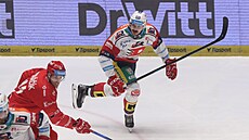 Pardubický Milo� Kelemen v utkání s T�incem.